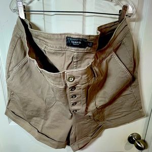 Button detail shorts